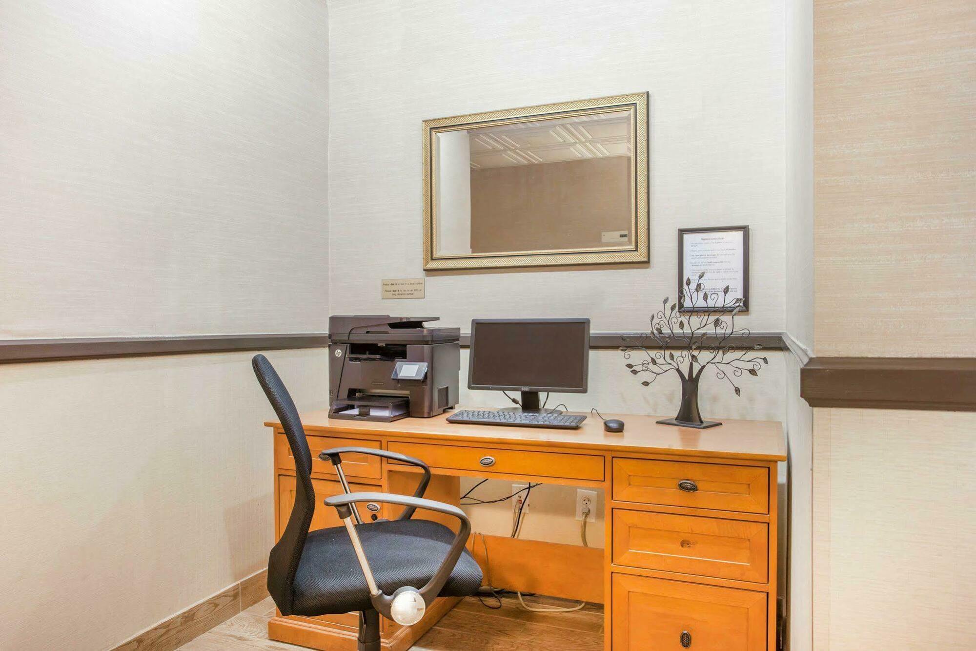 Comfort Suites Near Vancouver Mall Esterno foto